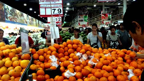 Venta-Promocional-De-Naranja-En-Supermercado.