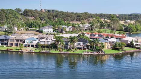 Luftaufnahme-Entlang-Der-Küste-Des-Lake-Mulwala-Mit-Ferienhäusern-Und-Apartments