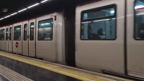 Tren-Del-Metro-De-Barcelona-Saliendo-De-La-Estación-De-Metro,-Transporte-Público-De-La-Ciudad,-España