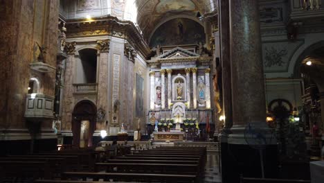 Panorámica-Dentro-De-La-Basílica-San-José-De-Flores-Punto-De-Referencia-De-Oración-Católica-Religiosa-En-La-Ciudad-De-Buenos-Aires-Argentina,-Arquitectura-Dorada,-Bancos-Alrededor-De-Mármol-Caro