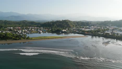 Este-Video-Aéreo-Con-Drones-Muestra-El-Pueblo-De-Quepos,-Costa-Rica