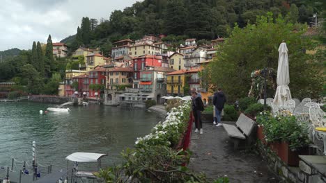 Am-Frühen-Herbstmorgen-Machen-Die-Leute-Selfies-In-Der-Nähe-Der-Wunderschönen-Villen-Der-Stadt-Varenna-In-Der-Nähe-Des-Comer-Sees