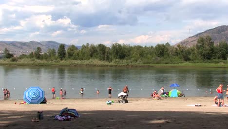 Kamloops-BC-Canadá.-Día-Soleado-Parque-De-Playa-Fluvial