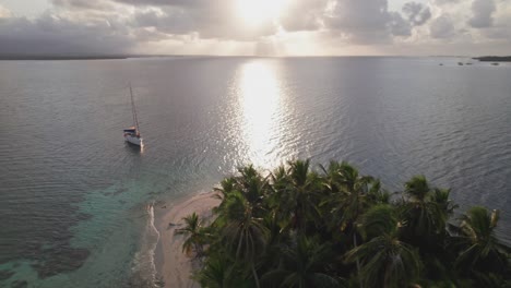 Drohnenclip-Eines-Segelboots-Bei-Einem-Wunderschönen-Sonnenuntergang-Auf-Den-San-Blas-Inseln-