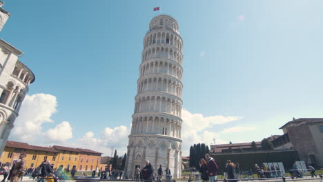 Leaning-Tower-in-Pisa,-Italy.-Tourists-walking-by