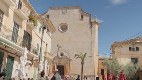 Historic-church-square-in-Santanyi,-Mallorca-with-tourists