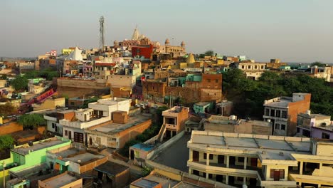 Vista-Aérea-De-Drones-Vistas-Residenciales-Muchas-Personas-Se-Quedan-En-El-Darshan-Del-Templo-Y-Muchos-Hombres-Regresan-Después-De-Que-Las-Cuatro-Ruedas-Del-Darshan-Parecen-Estar-Estacionadas-Alrededor-De-Las-Casas