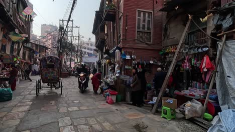 Calle-Muy-Transitada-En-La-Zona-De-Thamel-De-Katmandú,-Nepal,-Donde-Se-Alojan-La-Mayoría-De-Los-Turistas.