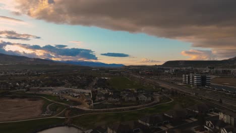 Lehi,-Utah,-Am-Thanksgiving-Point-Golfplatz-Bei-Sonnenuntergang---Luftbewegung-Im-Hyperlapse-Zeitraffer