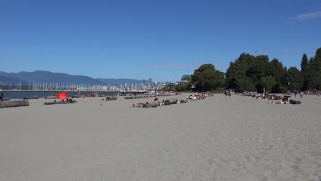 Entfernte-Spaziergänger-An-Einem-Strand-Im-Sommer