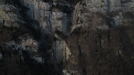 Ein-Wunderschöner-Wasserfall,-Der-Am-Frühen-Abend-Auf-Die-Dunklen-Felsen-Der-Schweizer-Alpen-Fällt