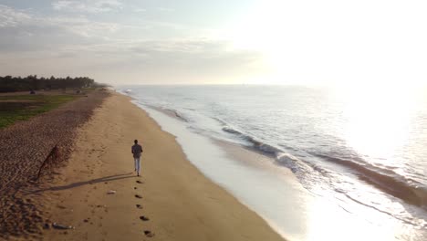 Person,-Die-Während-Der-Goldenen-Stunde-Am-Leeren-Strand-In-Pondicherry-Entlangläuft