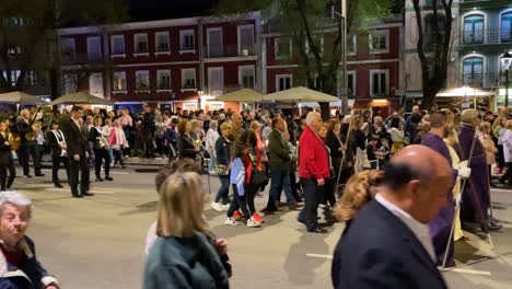 Wir-Sehen-Die-Brüder-Mit-Stöcken-Und-Kreuzen,-Gefolgt-Von-Den-Gläubigen,-Und-Am-Ende-Erscheint-Die-Musikergruppe-Der-Prozession,-Die-Die-Ganze-Nacht-über-In-Anzügen-Mit-Instrumenten-Gekleidet-Ist.