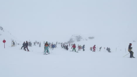 überfüllte-Menschen,-Trail-Lauf,-Skifahrer,-Snowboarder,-Frühe-Saison,-Schneesturm,-Weiß-Draußen,-Skifahren,-Snowboarden,-Berghang-Hinunter,-Buckelpisten,-Carven,-Wenden,-Stubaier-Gletscher,-Skigebiet,-Österreich,-Alpen,-Oktober,-November