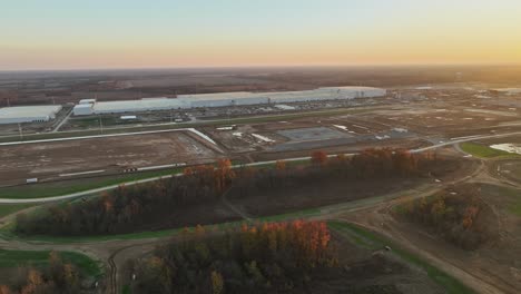 Ametrallamiento-A-Media-Altitud-Del-Megacampus-De-Ford,-Ciudad-Blueoval-Al-Atardecer-En-Stanton,-Tn