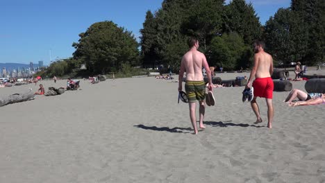 Zwei-Männliche-Wanderer-Am-Strand