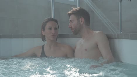 Una-Pareja-En-Un-Jacuzzi-Mira-Fijamente-El-Horizonte-Lejano