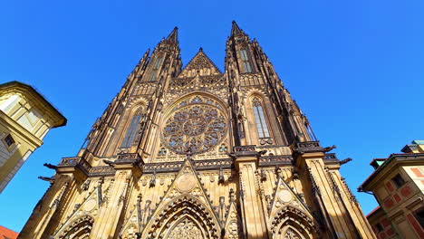 Castillo-De-Praga-República-Checa-Castillo-De-Praga-Complejo-Medieval-Cielo-Azul-Claro