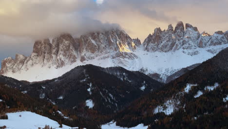 Val-Di-Funes-Dolomitas-Italia-Agudo-Impresionante-Montaña-Rocoso-Dentado-Alpes-Italianos-Lavaredo-Picos-Valle-Tirol-Tirol-Bolzano-Celestial-Hora-Dorada-Atardecer-Octubre-Noviembre-Otoño-Primera-Nieve