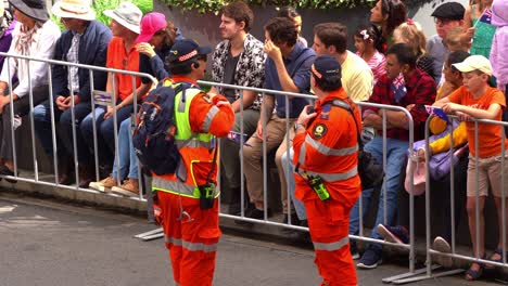 Voluntarios-Del-Servicio-De-Emergencia-Del-Estado-De-Queensland-Ayudando-Con-El-Control-De-Multitudes-En-El-Desfile-Anual-Del-Día-De-Anzac,-Garantizando-La-Seguridad-Y-El-Orden-Del-Público.