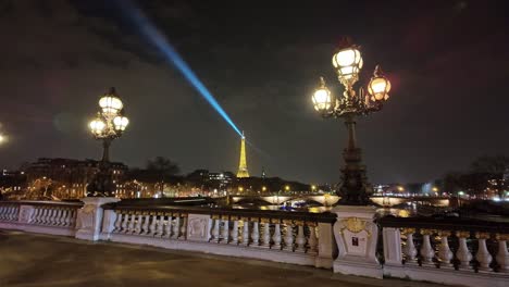 Unglaubliche-Aussicht-Auf-Den-Eiffelturm,-Der-Nachts-Mit-Einem-Lichtstrahl-Von-Oben-Beleuchtet-Wird