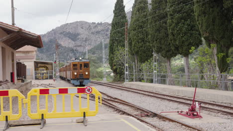 Oldtimer-Straßenbahn-Nähert-Sich-Dem-Ländlichen-Bahnhof-In-Bunyola,-Mallorca