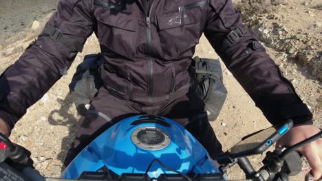 Selfie-De-Motociclista-Pov-En-Una-Carretera-Rústica-De-Grava-En-La-Cima-De-Una-Colina,-Chile