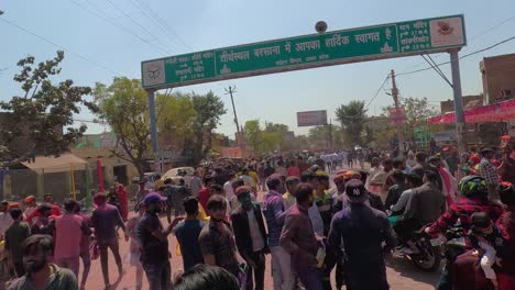 La-Gente-Está-Disfrutando-De-Holi-Dhuleti-En-Medio-Del-Mercado,-Mucha-Gente-Va-A-Tener-Darshan-En-El-Templo-Y-Mucha-Gente-Está-Dando-La-Bienvenida-A-Las-Personas-Que-Vienen-A-Tener-Este-Darshan.