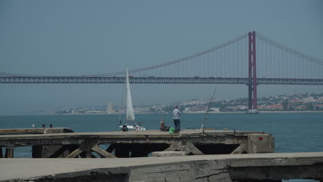 Viejo-Pescador-En-Un-Muelle-En-Lisboa,-Portugal.