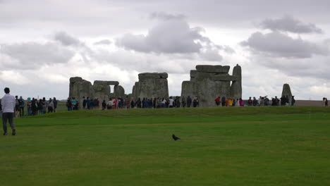 Tourists-Visiting-Stonehenge,-UNESCO-World-Heritage-Site,-Prehistoric-Stone-Sculptures,-Slow-Motion