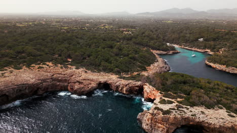 Luftaufnahme-Einer-Abgeschiedenen-Bucht-Mit-Türkisfarbenem-Wasser-Auf-Mallorca