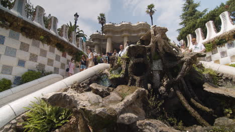 Fuente-En-La-Entrada-Del-Parque-Güell,-Barcelona