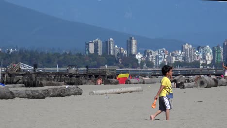 Stanley-Park-Y-El-Horizonte-De-Vancouver-Y-Las-Montañas-Vistas-Desde-Una-Playa