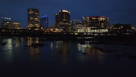 James-River-Y-El-Horizonte-De-Richmond-En-La-Noche