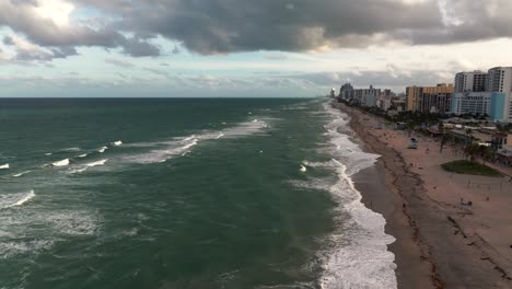 Una-Vista-Aérea-De-La-Playa-De-Hollywood,-Florida-En-Un-Día-Soleado