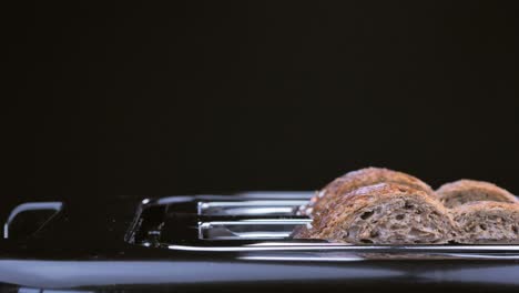 Geröstetes-Brot-Aus-Einem-Toaster-Aus-Stahl