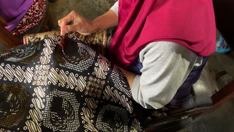 Closeup-video-of-Indonesian-old-women-making-batik-clothes