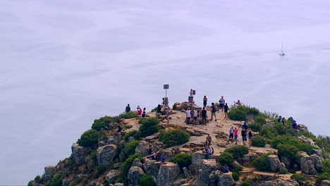 Turistas-Encima-De-Cabeza-De-León,-Ciudad-Del-Cabo