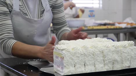 Erleben-Sie-Kuchenkunst-Vom-Feinsten:-Eine-Nahaufnahme-Zeigt-Einen-Koch,-Der-Mit-Viel-Geschick-Und-Präzision-Köstliche-Kuchen-Herstellt