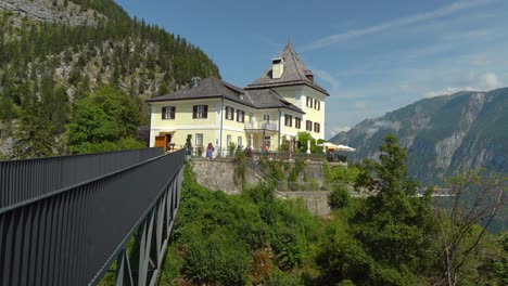 Gente-Caminando-Junto-A-La-Pasarela-Elevada-De-Hallstatt