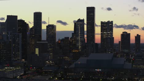 Drohnenaufnahme-Der-Skyline-Von-Downtown-Houston-Bei-Nacht