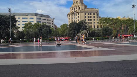 Barcelona,-Spanien,-Stadtleben,-Menschen-Gehen-An-Einem-Sommertag-Auf-Der-Plaza-Catalunya-Spazieren