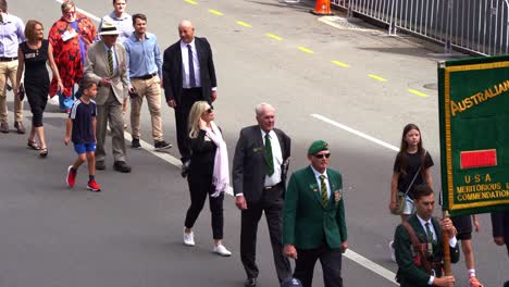 Representantes-Y-Familias-Del-Equipo-De-Entrenamiento-Del-Ejército-Australiano-En-Vietnam-Caminando-Por-La-Calle,-Participando-En-El-Desfile-Anual-Del-Día-De-Anzac.