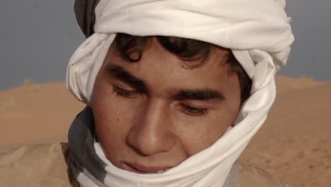 Retrato-De-Un-Joven-Marroquí-En-El-Desierto-Del-Sahara-De-Marruecos-Con-Su-Aspecto-Tradicional