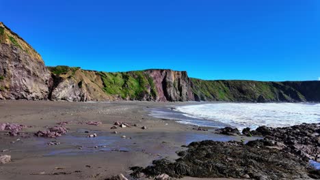 Panorama-Strand-Bei-Ebbe-Mit-Zurückweichendem-Wasser-Frühling-Nachmittag-Ballydwane-Strand-Kupferküste-Waterford-Irland