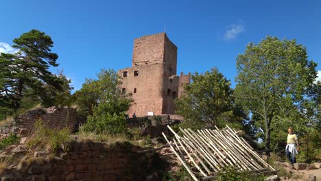 Ruinen-Der-Drei-Burgen-Von-Eguisheim-An-Einem-Sonnigen-Tag-Im-Herbst