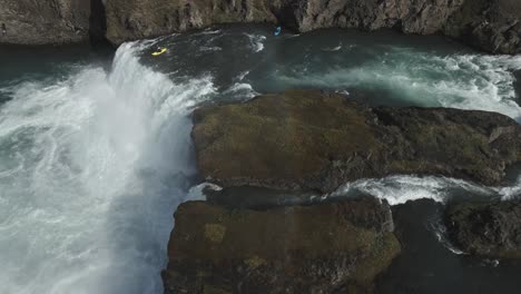 Gente-Haciendo-Kayak-En-La-Cascada-Godafoss---Actividad-Extrema-En-Islandia