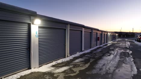 Blaue-Self-Storage-Einheitengebäude-Oder-Lager-Für-Die-Vorübergehende-Lagerung-In-Der-Wintersaison