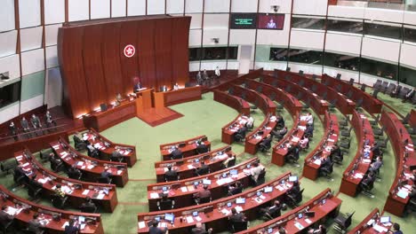 Se-Ven-Asientos-Vacantes-Donde-Los-Miembros-Y-Legisladores-Pro-democracia-De-Hong-Kong-Solían-Sentarse-Después-De-Sus-Renuncias-En-Protesta-Contra-La-Negativa-A-Reconocer-La-Soberanía-De-Beijing-Sobre-Hong-Kong.