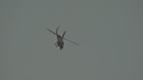 Un-Helicóptero-De-Rescate-Sobrevuela-El-Cielo-Con-Fines-De-Búsqueda.